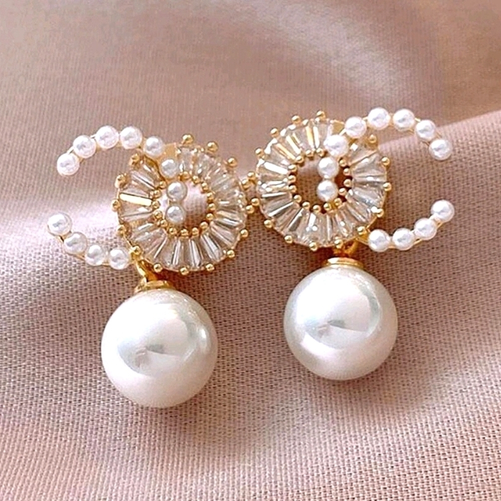 🌟New  Glam Pearl Drop Gold Chanel Like Earrings🌟